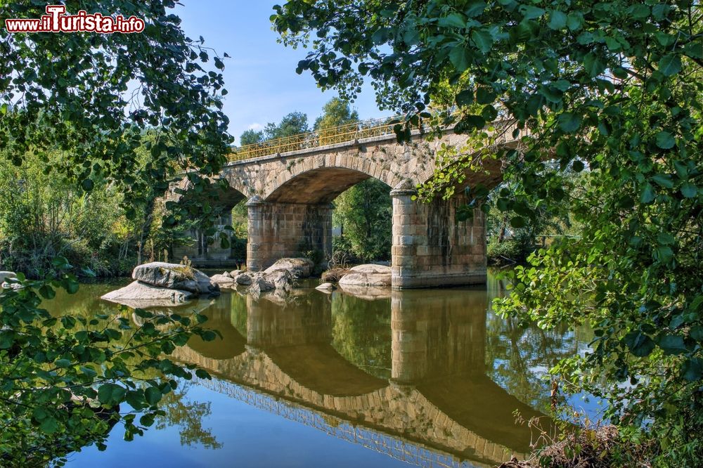 Immagine Il ponte in pietra sul fiume Tamega a Boticas, Portogallo. Questo fiume della penisola iberica nasce nella Sierra de San Mamede, in Galizia (Spagna), per poi entrare in territorio portoghese attraverso la valle di Chaves e sfociare nel fiume Douro.