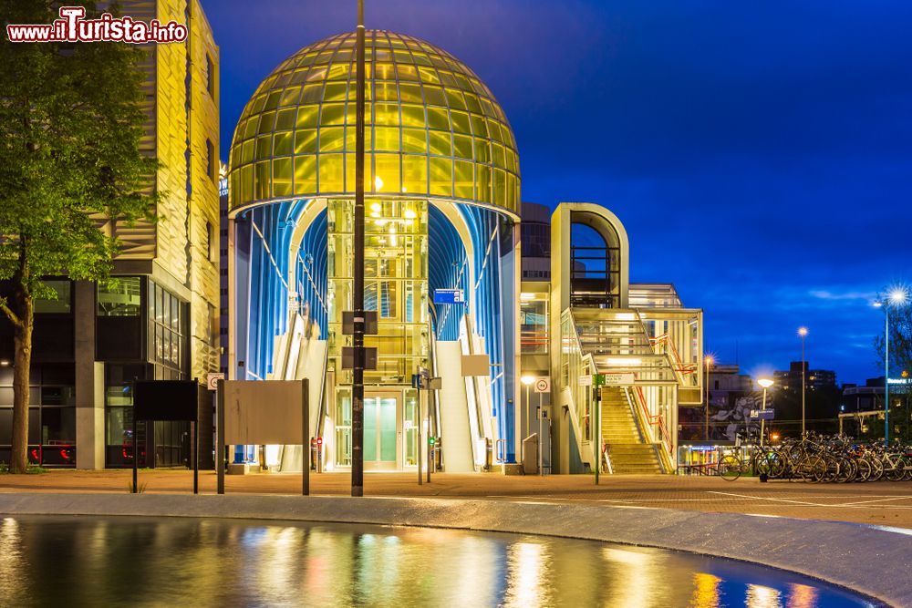 Immagine Il ponte Nelson Mandela by night a Zoetermeer, Olanda. La sua costruzione risale al 1991. 