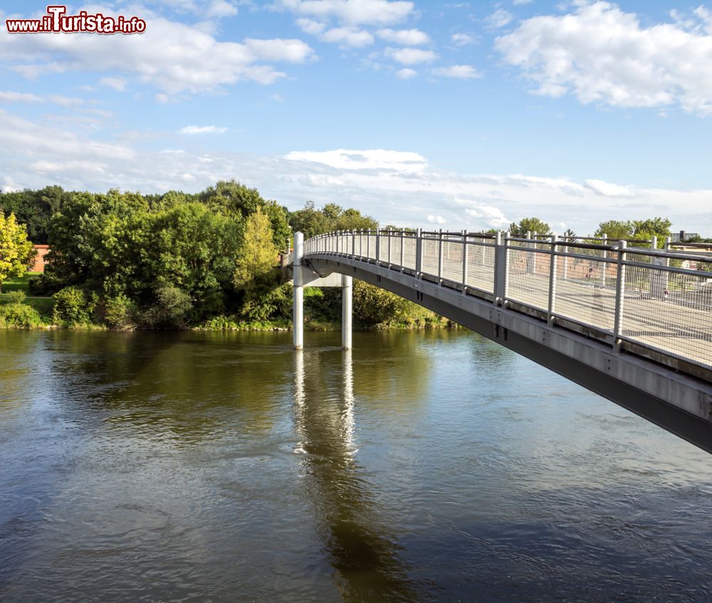 Immagine Il ponte pedonale sul Danubio a Ingolstadt, Germania. Questa graziosa cittadina, sede della casa automobilistica Audi, è immersa negli splendidi paesaggi naturali della Baviera.