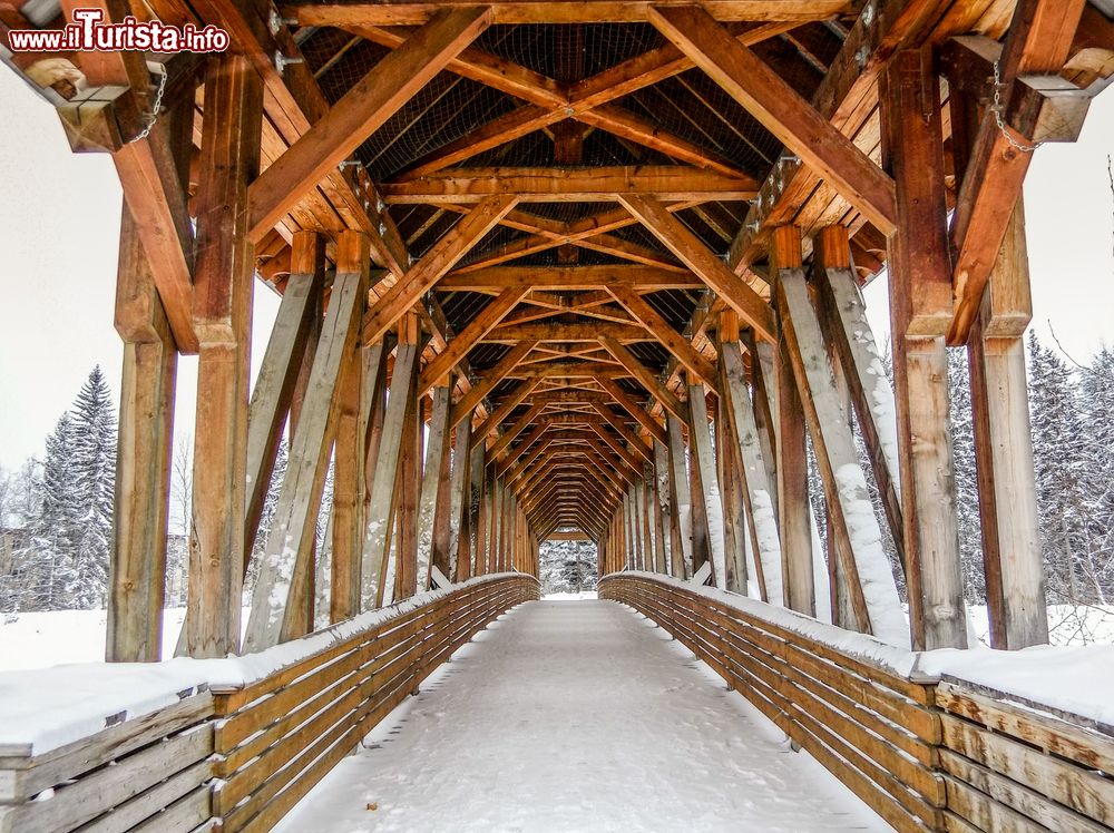 Immagine Il ponte pedonale sul fiume Kicking Horse a Golden, British Columbia, Canada, durante una nevicata.