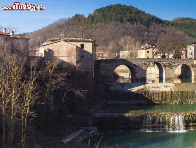 Immagine Il ponte romano sul Metauro, riedificato nel 14° secolo, a Fermignano nelle Marche - © Buffy1982 / Shutterstock.com