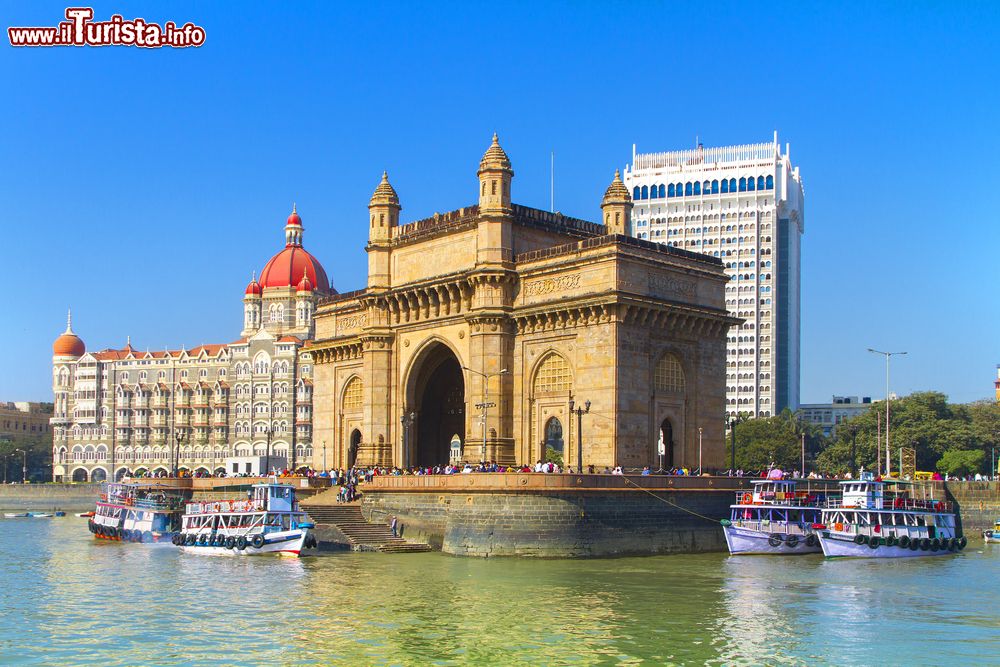 Immagine Il Portale dell'India con barche visto dal porto di Mumbai. Monumento costruito nel XX° secolo, è un arco di basalto alto 26 metri. Venne eretto per commemorare l'approdo di re Giorgio V° e della regina Maria in occasione della loro visita nel 1911.