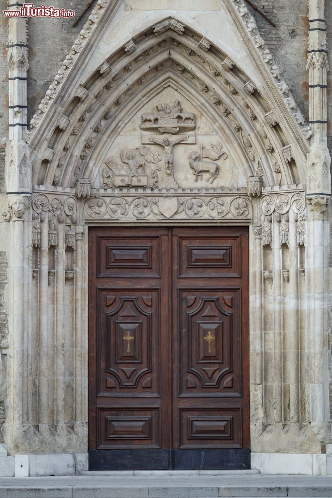 Immagine Il portale d'ingresso della cattedrale di Udine, Friuli Venezia Giulia. Edificato a partire dal 1236 per volere del patriarca Bertoldo di Andechs-Merania, il duomo di Santa Maria Annunziata venne ultimato nell'arco di un centinaio di anni. Il portale principale, noto come della Redenzione, è opera di un maestro tedesco che lo realizzò nel XIV° secolo: è decorato con figure in altorilievo.