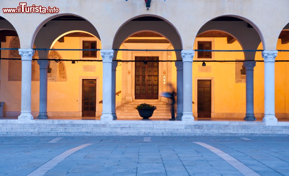 Immagine Il porticato del Comune di Sacile, provincia di Pordenone (Friuli Venezia Giulia). Siamo in Piazza del Popolo.