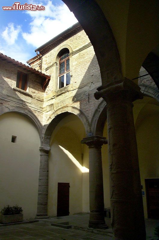 Immagine Il porticato di Palazzo Ubaldini ad Apecchio, Marche - © Giorgio - CC BY 3.0 - Wikipedia