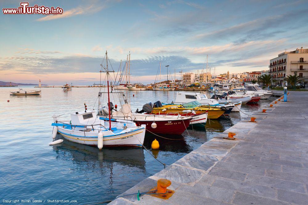 Immagine Il porticciolo della cittadina di Tino, isola greca delle Cicladi (Tinos) - © Milan Gonda / Shutterstock.com