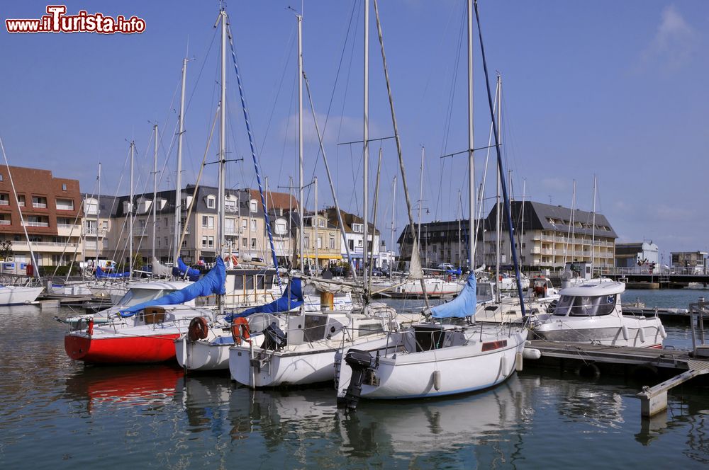 Immagine Il porticciolo di Courseulles-sur-Mer nel dipartimento del Calvados, Francia, con le barche ormeggiate.