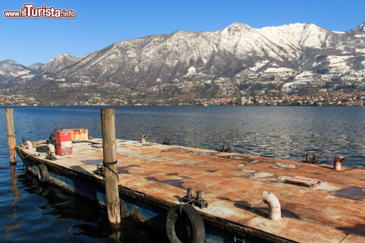 Immagine Il porticciolo di Peschiera Maraglio, l'approdo più vicino alla terraferma del Monte Isola, sul Lago di Iseo - © Zocchi Roberto / Shutterstock.com