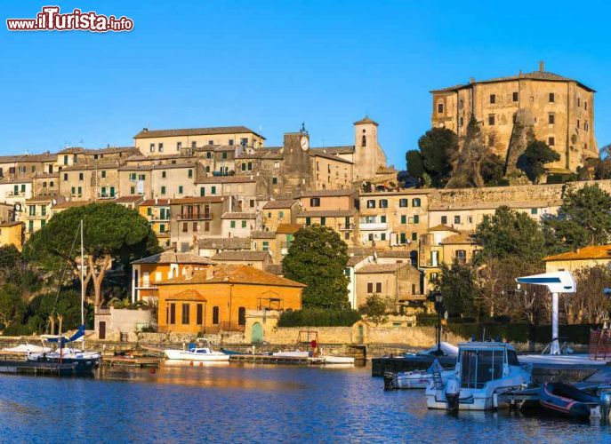 Immagine Il porticciolo sul Lago Bolsena e il borgo di Capodimonte in provincia di Viterbo (Lazio) - © leoks / Shutterstock.com