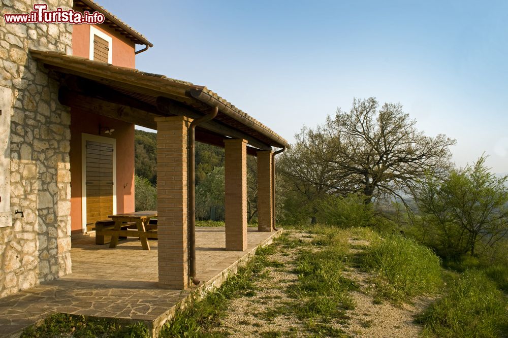Immagine Il portico di una casa in pietra ad Alviano, provincia di Terni (Umbria)