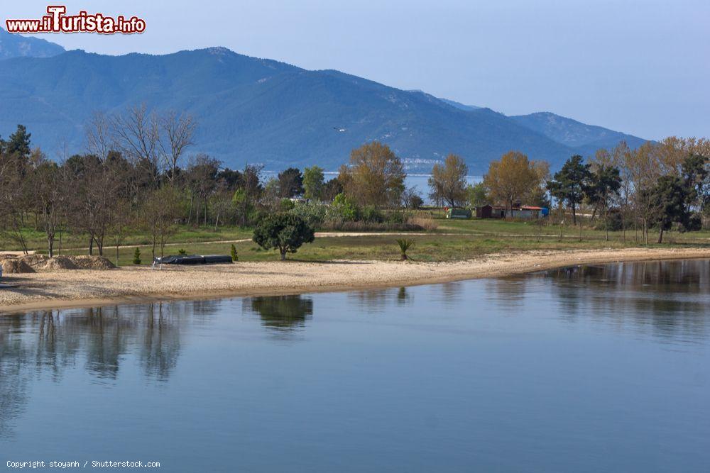 Immagine Il porto del villaggio di Keramoti, Tracia, Grecia - © stoyanh / Shutterstock.com