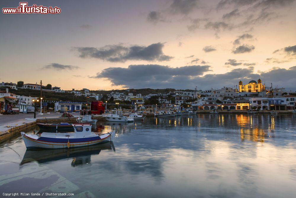 Immagine Il porto dell'isola di Lipsi fotografato al crepuscolo, Dodecaneso (Grecia) - © Milan Gonda / Shutterstock.com