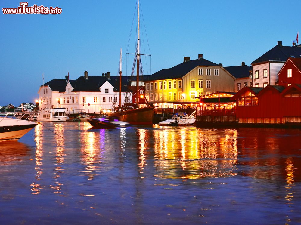 Immagine Il porto di Arendal di notte: siamo nel sud della Norvegia.