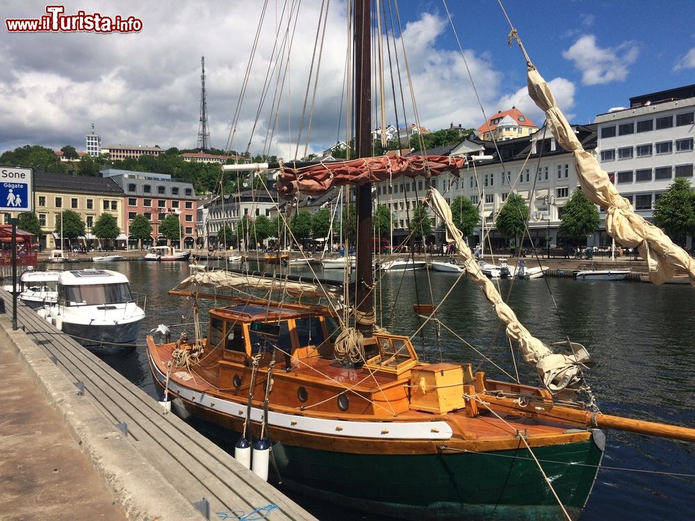 Immagine Il porto di Arendal in Norvegia fotografato in una giornata di sole in estate.