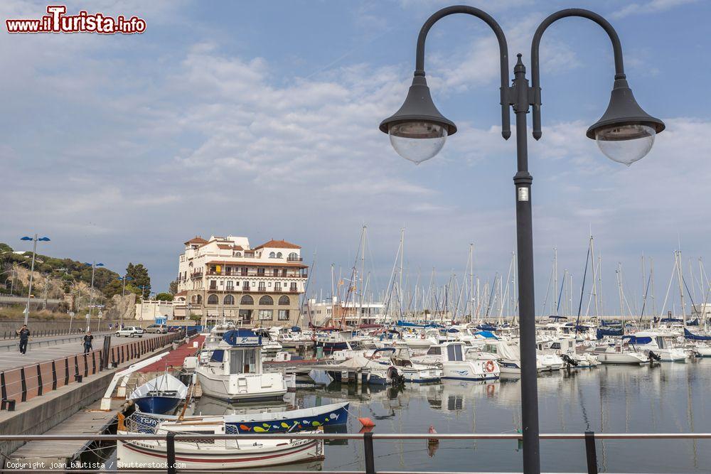 Immagine Il porto di Arenys de Mar, Maresme, Spagna. Questa cittadina costiera a circa 40 km da Barcellona si trova nella comunità autonoma della Catalogna - © joan_bautista / Shutterstock.com