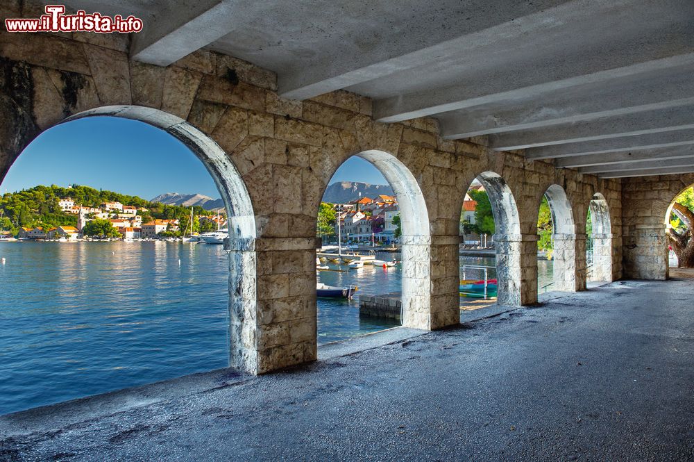 Immagine Il porto di Cavtat (Croazia) visto dai portici. La città si può raggiungere in battello dal molo di Lokrum, nel porto vecchio di Dubrovnik.