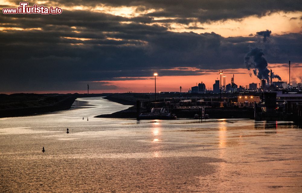 Immagine Il porto di Dunkerque, il terzo per importanza della Francia, al tramonto.