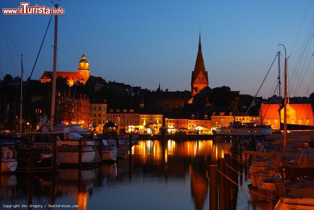 Immagine Il porto di Flensburg in una foto serale. In passato al porto arrivavano enormi quantità di rum dalle Indie Occidentali - © Kev Gregory / Shutterstock.com