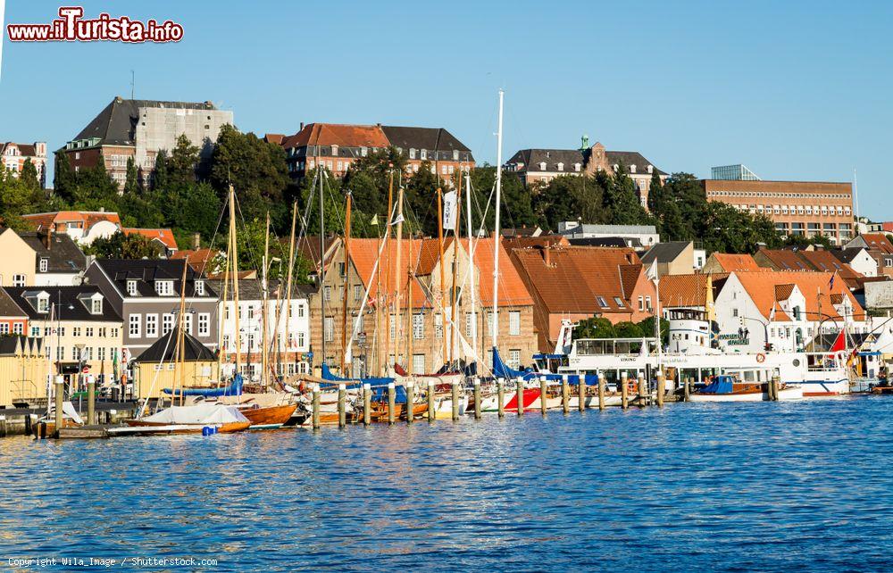 Immagine Il porto di Flensburg, nel Flensburger Förde sul Mar Baltico, fu nei secoli scorsi un importante luogo di commercio di rum proveniente dai Caraibi. - © Wila_Image / Shutterstock.com