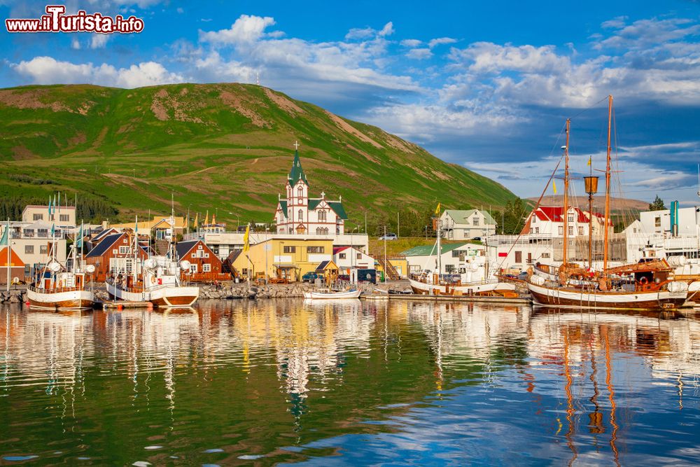 Immagine Il porto di Husavik è molto frequentato nei mesi estivi perché da qui partono le escursioni in mare dei turisti per avvistare le balene.