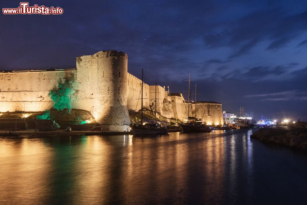 Immagine Il porto di Kyrenia e le mura del castello fotografati di notte, isola di Cipro.