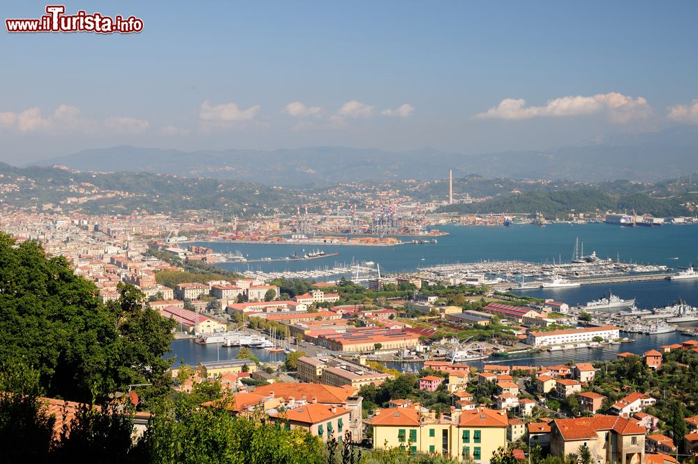 Immagine Il porto di La Spezia, Liguria. La particolare conformazione del golfo in cui si trova la città ha fatto sì che nel corso del tempo si sia creato uno dei maggiori porti mercantili del Mediterraneo.