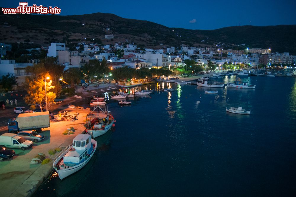 Immagine Il porto di Marmaris fotografato di notte, Turchia. Il porticciolo turistico di questa città è il più grande e moderno di tutto il paese.