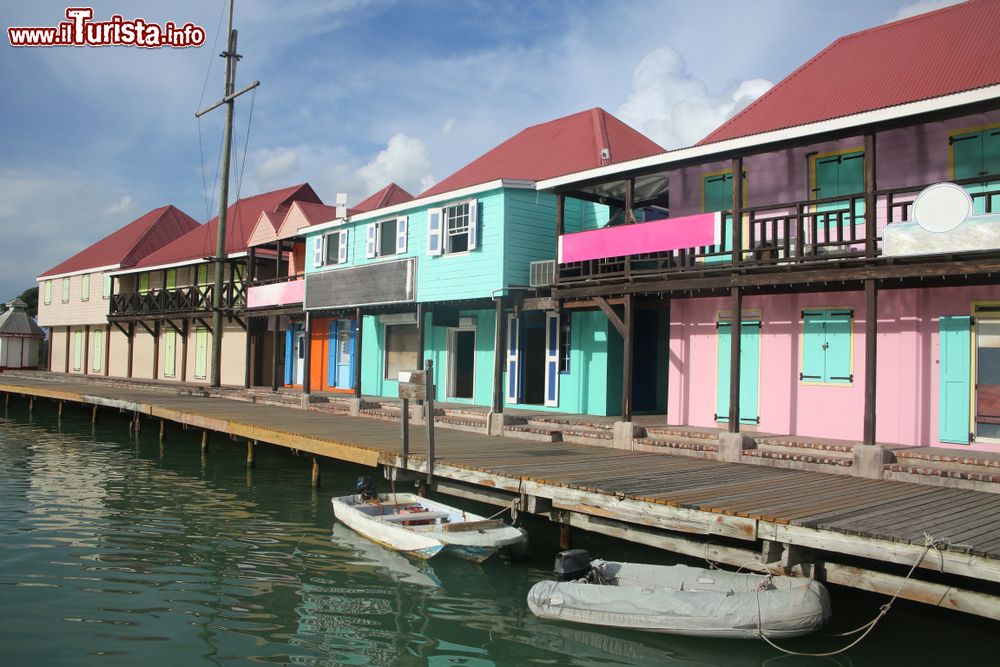 Immagine Il porto di Saint John's con le case colorate affacciate sulla passeggiata, Antigua e Barbuda, Caraibi.