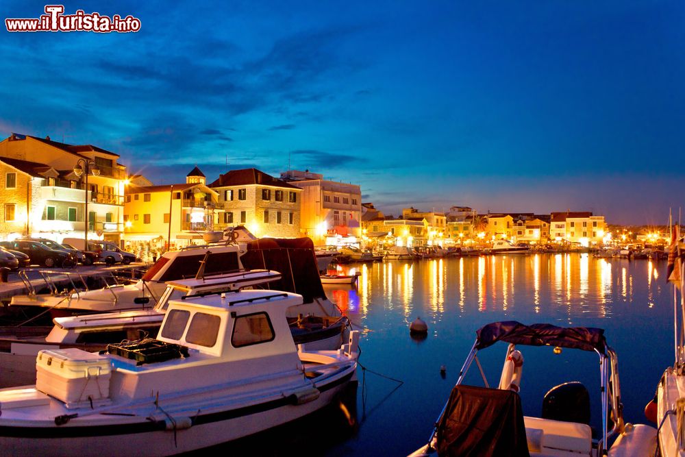 Immagine Il porto di Vodice, Croazia, fotografato di notte. Nel centro della località croata si trova una grande marina con oltre 400 ormeggi; ha ottenuto anche la Bandiera Blu grazie all'ottima dotazione e ai contenuti aggiuntivi.