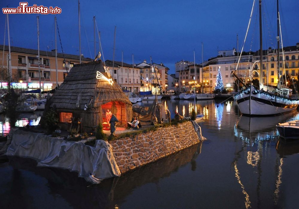 Immagine Il presepio galleggiante di Grado viene allestito su di una zattera nel porto cittadino