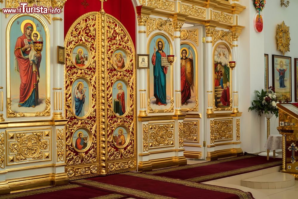 Immagine Il prezioso interno di una chiesa ortodossa a Saransk, Russia. Affreschi e rivestimenti dorati impreziosiscono questo luogo di culto nel cuore della città sorta alla confluenza dei fiumi Saranka e Insar.