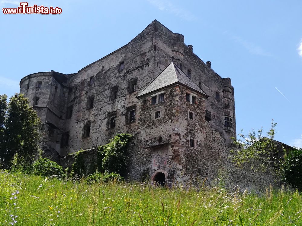 Immagine Il profilo massiccio del Castello di pergine Valsugana in provincia di Trento