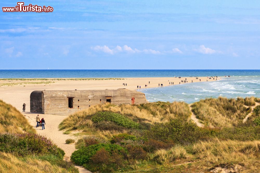 Immagine Il promontorio di Skagen sul punto più a nord della Danimarca. Nell'estremità settentrionale del paese si trova una penisola di sabbia chiamata Grenen che si estende nel punto in cui il Mare Baltico e quello del Nord si uniscono: lo scontro fra i due mari crea delle forti correnti che rendono difficile la navigazione.