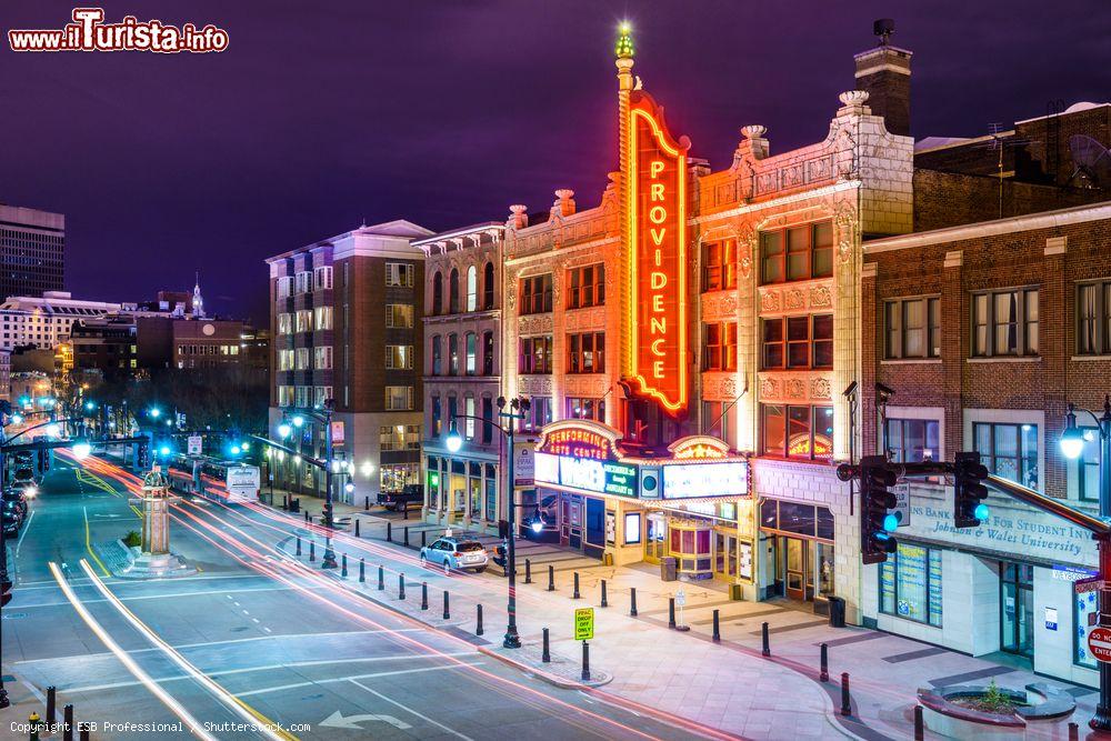 Immagine Il Providence Performing Arts Center di notte, Stati Uniti d'America. Aperto nel 1928 come palazzo del cinema dalla catena dei Loews Theaters, questo edificio può ospitare sino a 3 mila posti a sedere. Qui vanno in scena spettacoli, concerti, opere teatrali e film di Hollywood - © ESB Professional / Shutterstock.com