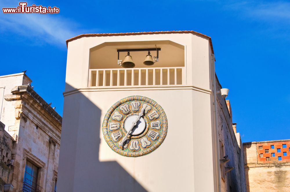 Immagine Il quadrante in maiolica della torre dell'orologio di Rutigliano, Puglia.