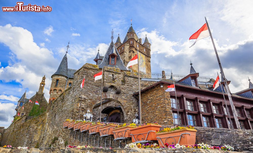 Immagine Il Reichsburg di Cochem (Germania) fu costruito nell'XI secolo. Dopo la conquista francese nel 1689, fu lasciato in rovina fino alla seconda metà del XIX secolo.