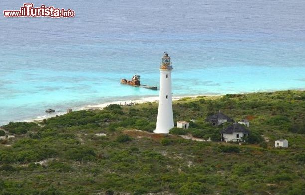 Immagine Il remoto Castle Island Lighthouse a Acklins, Bahamas. Costruito nel 1867, questo faro sorge sulla punta meridionale dell'isola. Proprio di fronte si trova il relitto di una nave naufragata nel corso di una tempesta.