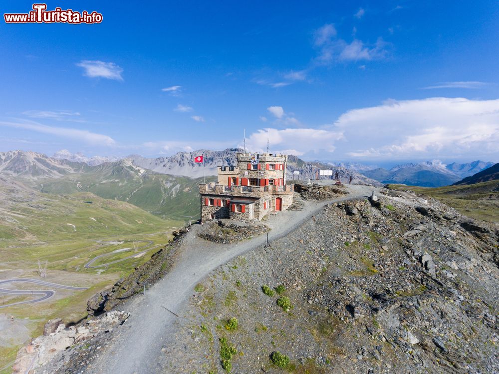 Immagine Il rifugio Garibaldi sul Passo dello Stelvio, Lombardia/Trentino Alto Adige. Deve il suo nome all'omonima rocca su cui sorge in prossimità del confine fra la provincia di Sondrio, di Bolzano e del cantone Grigione svizzero.