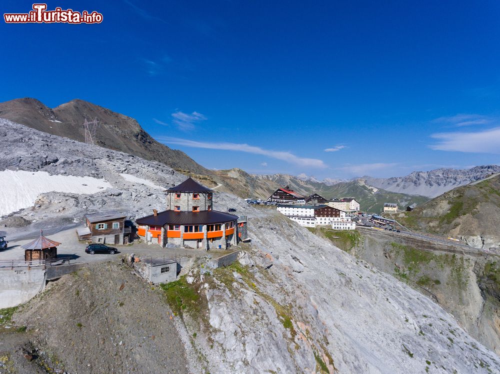 Immagine Il rifugio Tibet sul Passo dello Stelvio in estate. Ispirato all'architettura tibetana, questo rifugio ristorante offre una splendida vista panoramica sulle montagne circostanti.