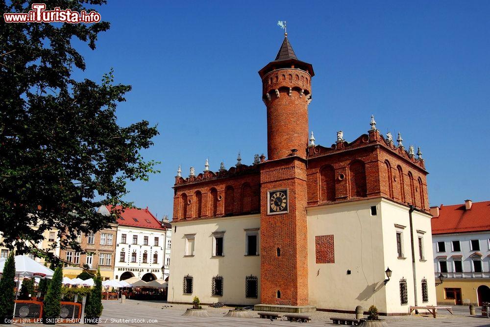 Immagine Il rinascimentale Palazzo Municipale di Tarnow, Polonia, con la sua torre medievale in Rynek Market Square - © LEE SNIDER PHOTO IMAGES / Shutterstock.com