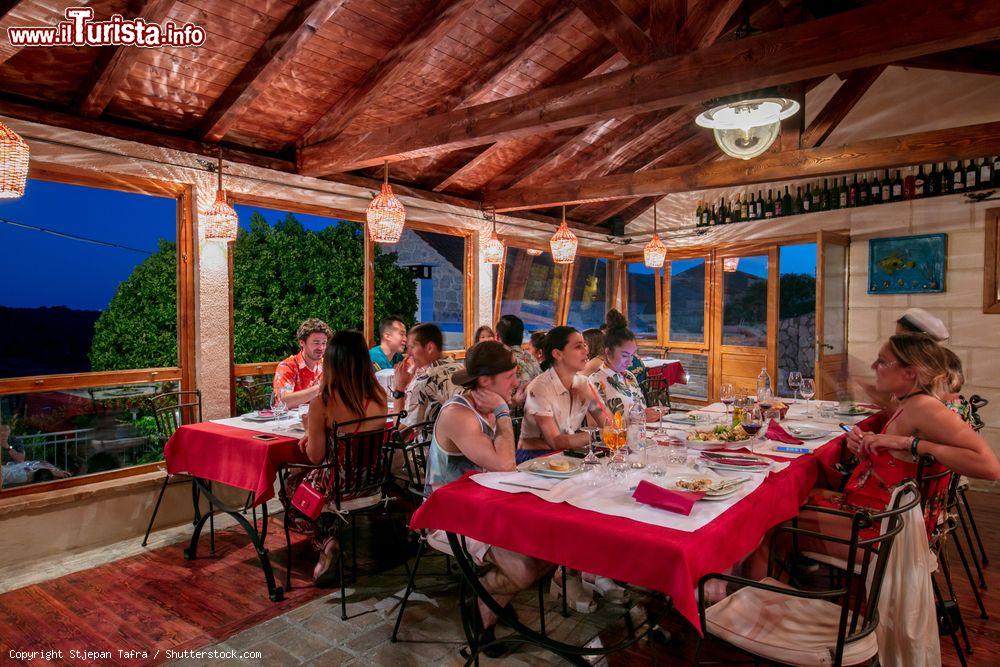 Immagine Il ristorante Konoba Golub nel villaggio di Podselje, Vis, Croazia. In questa graziosa trattoria a conduzione familiare si possono assaporare bevande e piatti della tradizione croata cucinati in maniera casalinga - © Stjepan Tafra / Shutterstock.com