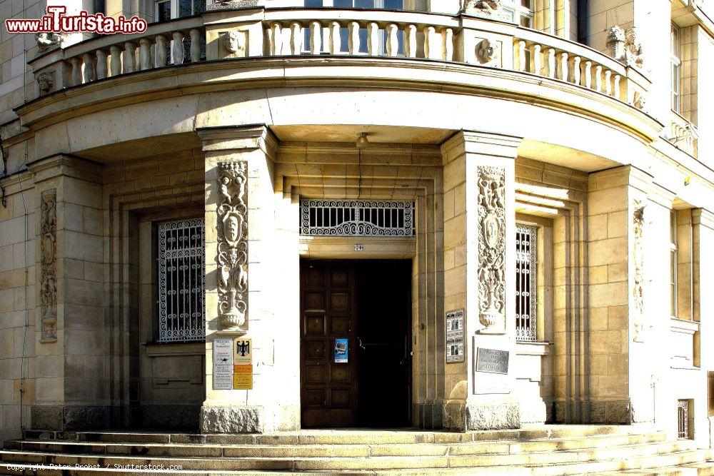 Immagine Il Runde Ecke building nella città vecchia di Lipsia, Germania. Al suo interno è ospitato il Museo della Stasi. Il palazzo, il cui nome deriva dalla forma tondeggiante dell'ingresso principale, è stato per 40 anni il quartier generale della Stasi - © Peter Probst / Shutterstock.com