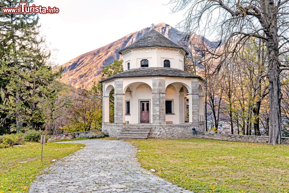 Immagine Il Sacro Monte Calvario di Domodossola, si trova sulla collina di Mattarella in Piemont. 