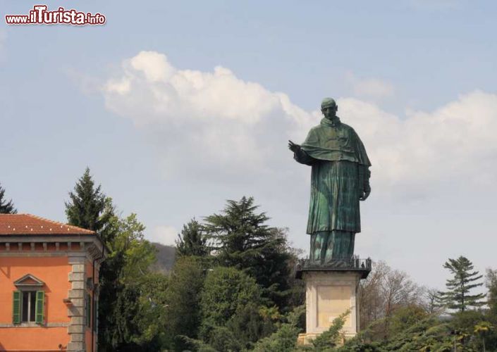 Immagine Il Sancarlone di Arona, Piemonte - Proclamato beato nel 1602 e santo nel 1610, il cardinale Carlo Borromeo è stato il cittadino più illustre della città. A far erigere la statua in suo onore fu il cugino Federico che aveva in mente un progetto molto più ambizioso che prevedeva in realtà un percorso devozionale diviso in 15 cappelle con al termine proprio l'imponente statua © marcovarro / Shutterstock.com