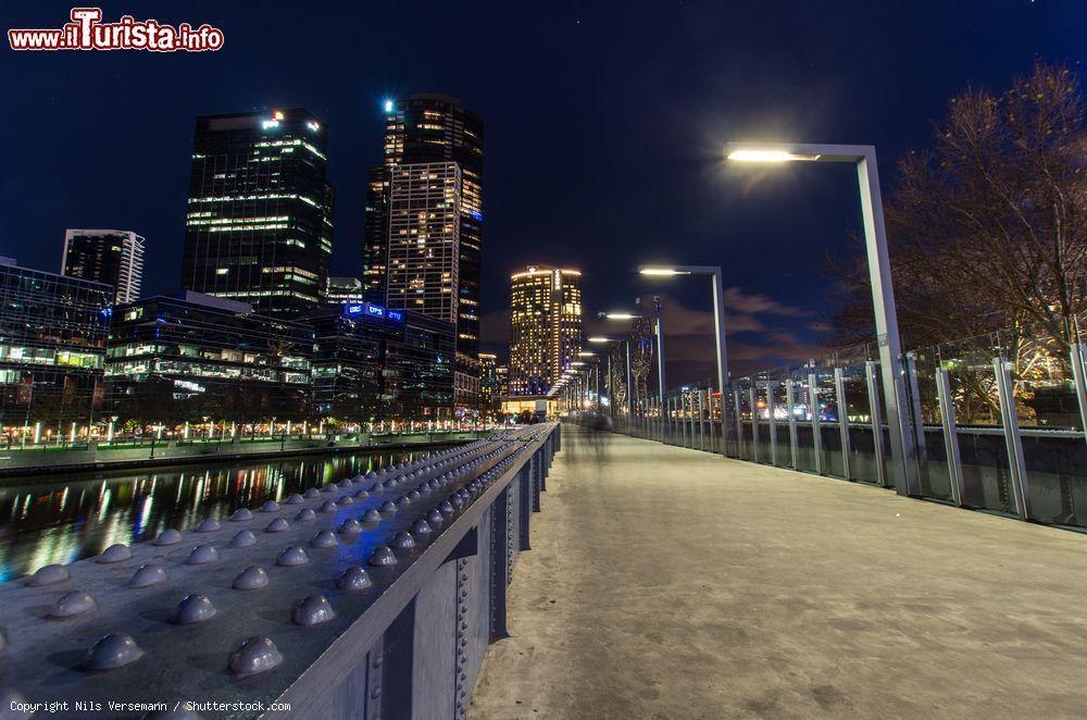 Immagine Il Sandridge Bridge sul fiume Yarra by night a Melbourne (Australia). In origine ponte ferroviario, è stato riconvertito ad uso pedonale quando la linea ferroviaria è stata chiusa - © Nils Versemann / Shutterstock.com