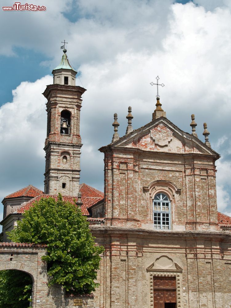 Immagine Il santuario della Beata Vergine di Hal a Murazzano, Langhe, Piemonte. Questo edificio sacro seicentesco ospita al suo interno una preziosa icona che raffigura la Madonna con Bambino dipinta su ardesia.