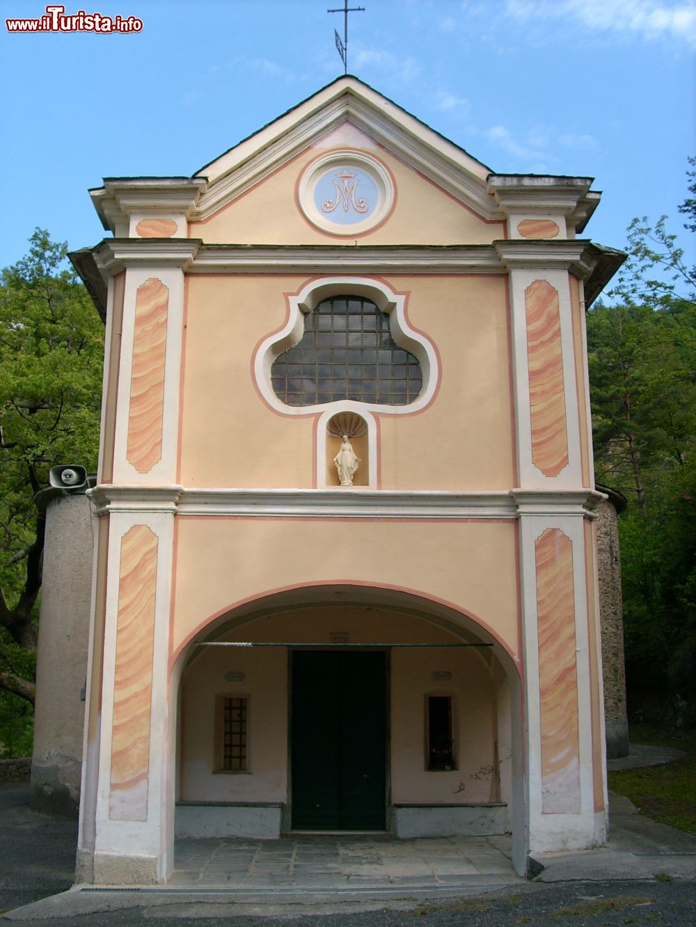 Immagine Il Santuario della Madonna della Chiazza di Pornassio, in Liguria - © Davide Papalini, CC BY 2.5, Wikipedia