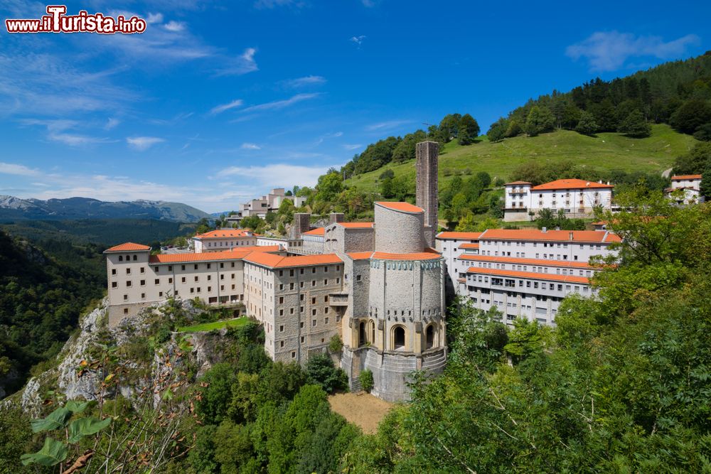 Immagine Il santuario di Arantzazu, Guipuzcoa, Spagna. Situato a 800 metri di altezza e immerso nel paesaggio montano, l'edificio attuale risale alla metà del XX° secolo. Fu costruito nel lugo dove un pastore, nel lontano 1469, ebbe l'apparizione della Vergine.