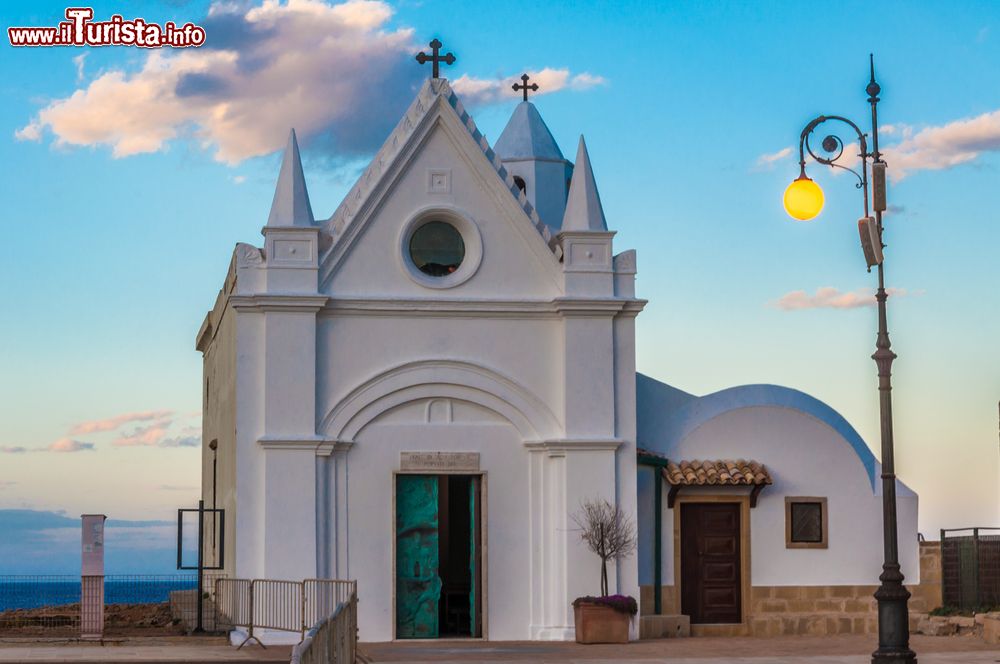 Immagine Il santuario di Capo Colonna al tramonto, Crotone, Calabria. Situato nell'area archeologica di Capo Colonna, questo edificio religioso ospitava in origine un'icona molto venerata. La chiesa è stata sottoposta a numerosi rimaneggiamenti nel corso dei secoli.