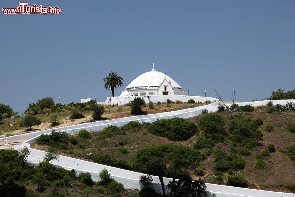 Immagine Il santuario di Nossa Senhora da Piedade a Loulé, Portogallo. Situata al di fuori del centro storico cottadino, la chiesa della Madonna della Misericordia si distingue per la sua forma a cupola e per essere stata costruita in uno dei punti più alti di Loulé.